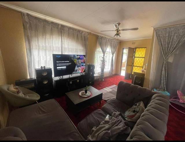 2 BEDROOM PROPERTY TO RENT IN MEADOWLANDS ZONE 1